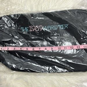 Taylor Swift Black messenger tote from the 1989 world tour VIP pack